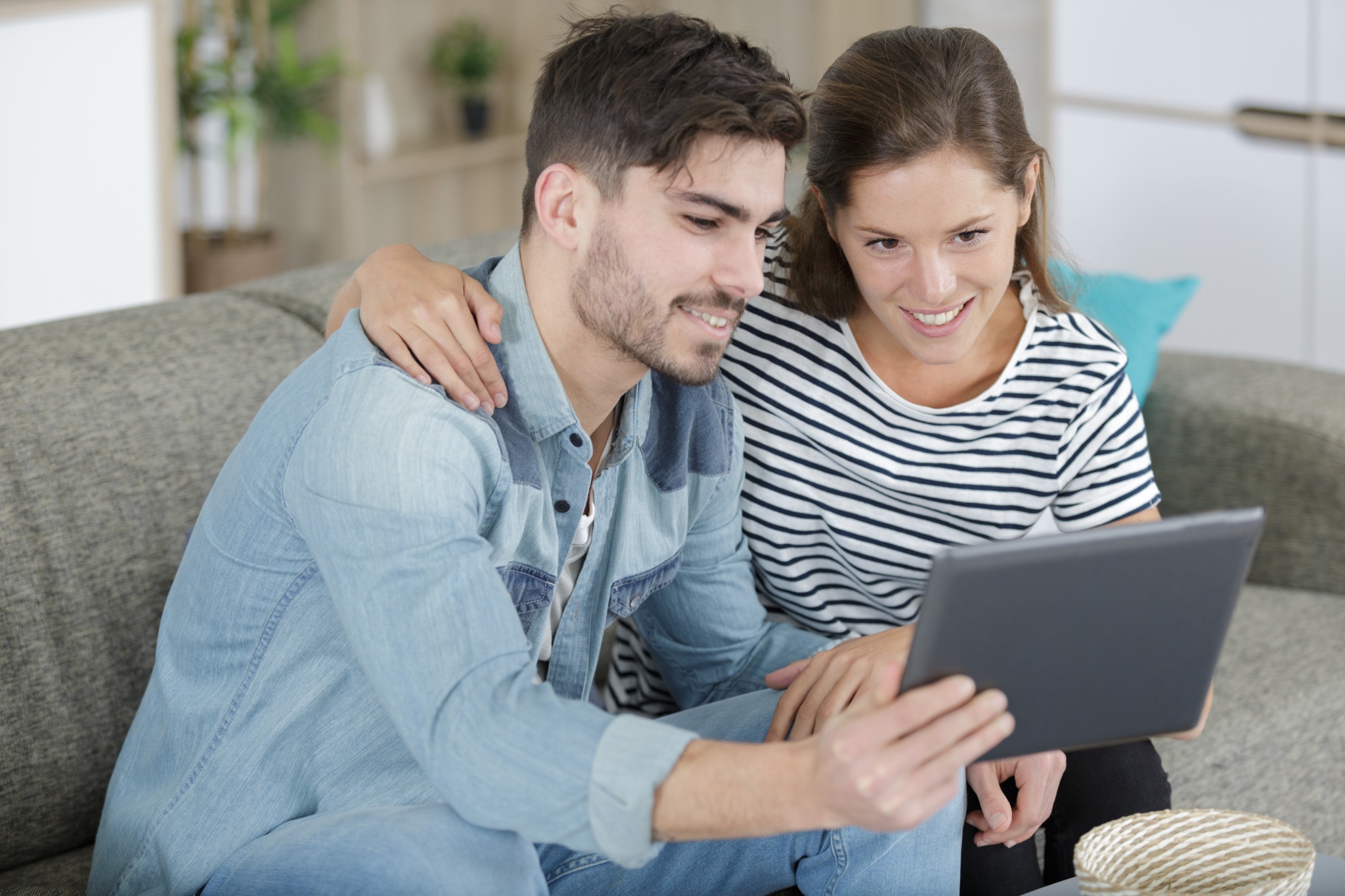 Paar rechnet seine Baufinanzierung am Tablet durch